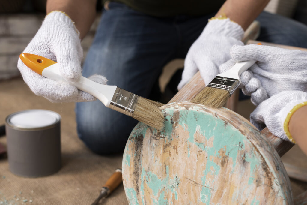 full-shot-people-holding-brushes